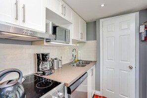 Fridge, microwave, oven, stovetop - Blue Mountain Luxury Studio - Crave TV (The Blue Mountains)