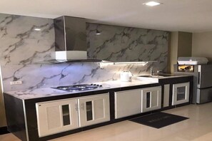 Fridge, microwave, coffee/tea maker, electric kettle