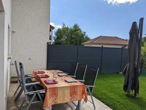 Outdoor dining - Comfortable family home in the mountains, near lake and resorts (La Rochette)