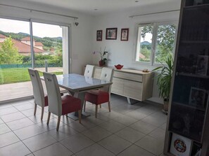 Dining - Comfortable family home in the mountains, near lake and resorts (La Rochette)
