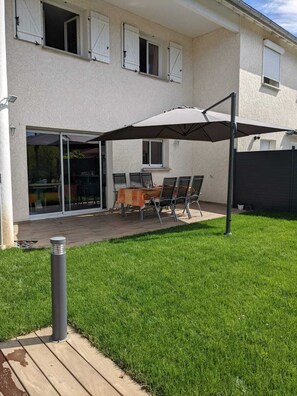 Outdoor dining - Comfortable family home in the mountains, near lake and resorts (La Rochette)
