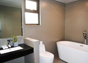 Quarto casal lua de mel | Banheiro | Chuveiro, chuveiro com efeito de chuva, produtos de toalete de grife