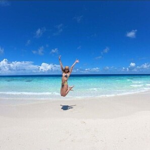 PÄ stranden, vit sandstrand och gratis transport till/frÄn stranden