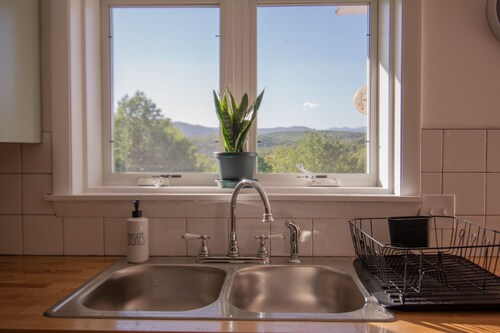 Amazing View, Walk to lake, very Central, borders state park. NEWLY RENOVATED!