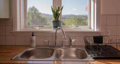 Amazing View, Walk to lake, very Central, borders state park. NEWLY RENOVATED!