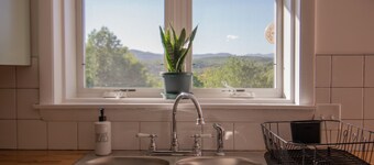 Amazing View, Walk to lake, very Central, borders state park. NEWLY RENOVATED!