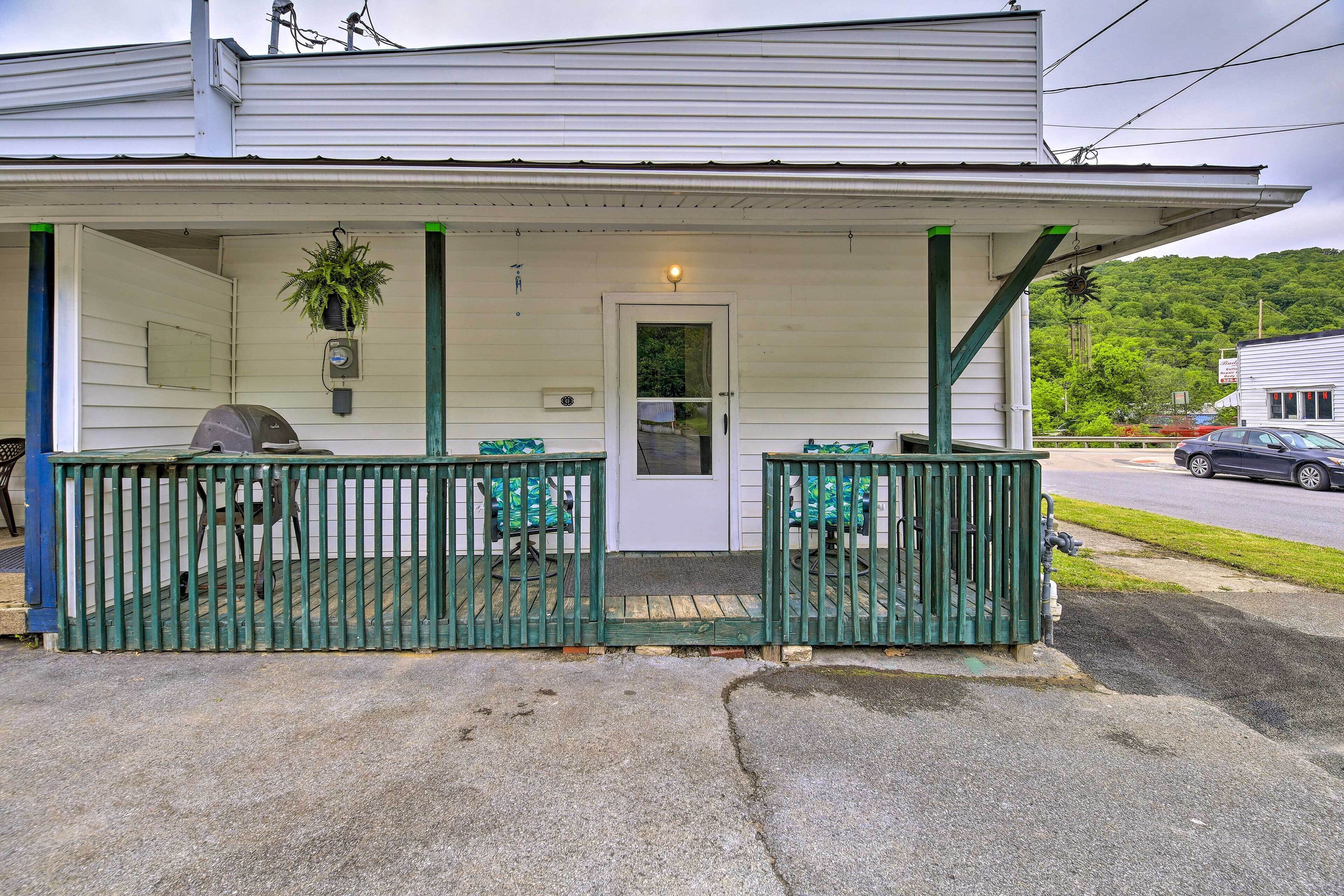 Pet-Friendly Bluefield Apartment w/ Porch!