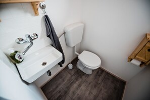 Ducha y bañera combinadas, secador de pelo, bidé y toallas