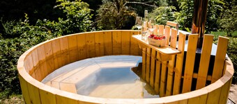 Wooden Forest villa- hot tube, sauna, nature!