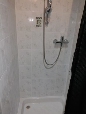 Douche, serviettes fournies, savon, papier toilette