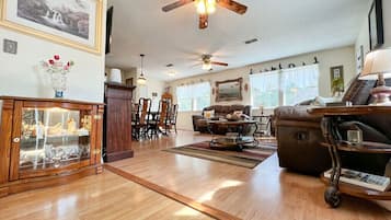 Una Smart TV, una chimenea