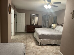 4 Schlafzimmer, Schreibtisch, kostenloses WLAN, Bettwäsche