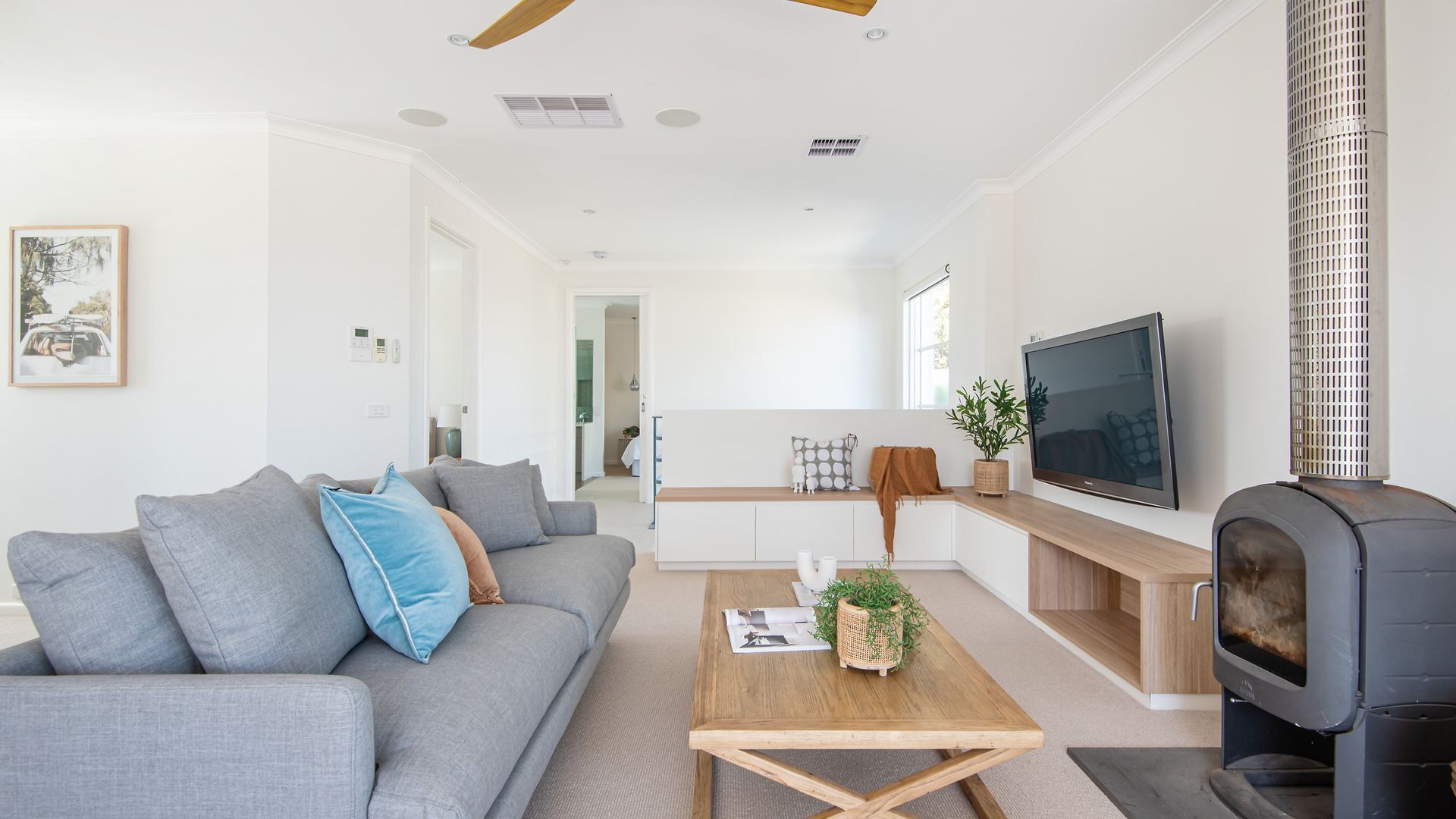 Smart TV, fireplace
