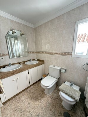 Suihku, hiustenkuivaaja, pyyhkeet, saippua