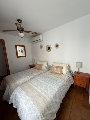 Silitysrauta/-lauta, Wi-Fi, vuodevaatteet