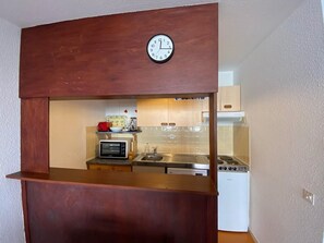 Fridge, microwave, oven, stovetop - Cozy Apartment with Pool, Terrace & Parking near Capbreton Port (Capbreton)