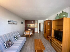 TV - Cozy Apartment with Pool, Terrace & Parking near Capbreton Port (Capbreton)