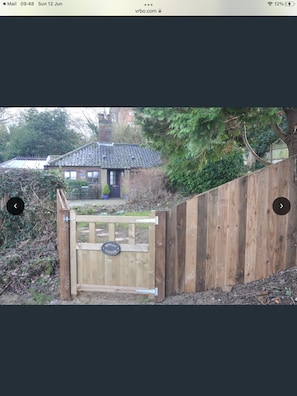 Property grounds - Riverside cottage in idyllic location with private mooring.Great for fishing! (Norwich)
