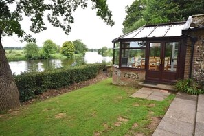 Property grounds - Riverside cottage in idyllic location with private mooring.Great for fishing! (Norwich)