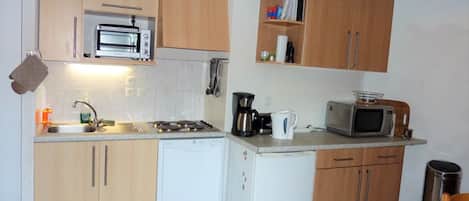Fridge, microwave, dishwasher, coffee/tea maker