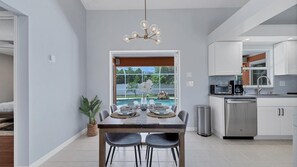Dining - Sunset Oasis Englewood 2 Bedroom Private Pool Home Fully Fenced Yard- Dog friendly (Englewood)