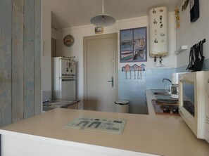 Een koelkast, een microgolfoven, een oven, een kookplaat