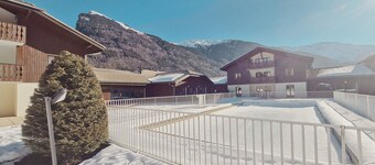 1-bedroom apartment, pools, parking, pets allowed