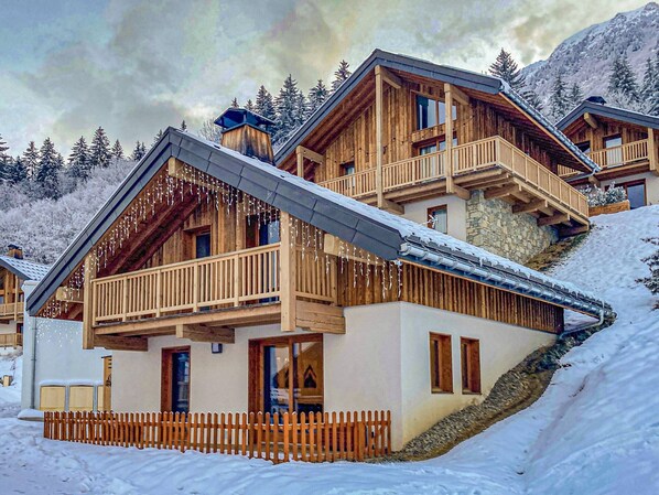 Exterior - Superb 3* Duplex Chalet with Parking and WIFI at the Foot of the Slopes, Valmorel (Valmorel)