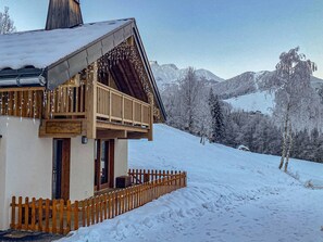 A chalet with a wooden balcony and a sign reading "Chalet Madalena". - Superb 3* Duplex Chalet with Parking and WIFI at the Foot of the Slopes, Valmorel (Valmorel)