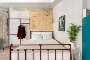 1 bedroom, desk, free WiFi, bed sheets