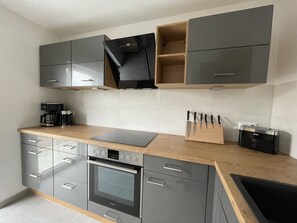 Kjøleskap, ovn, kokeplater og oppvaskmaskin