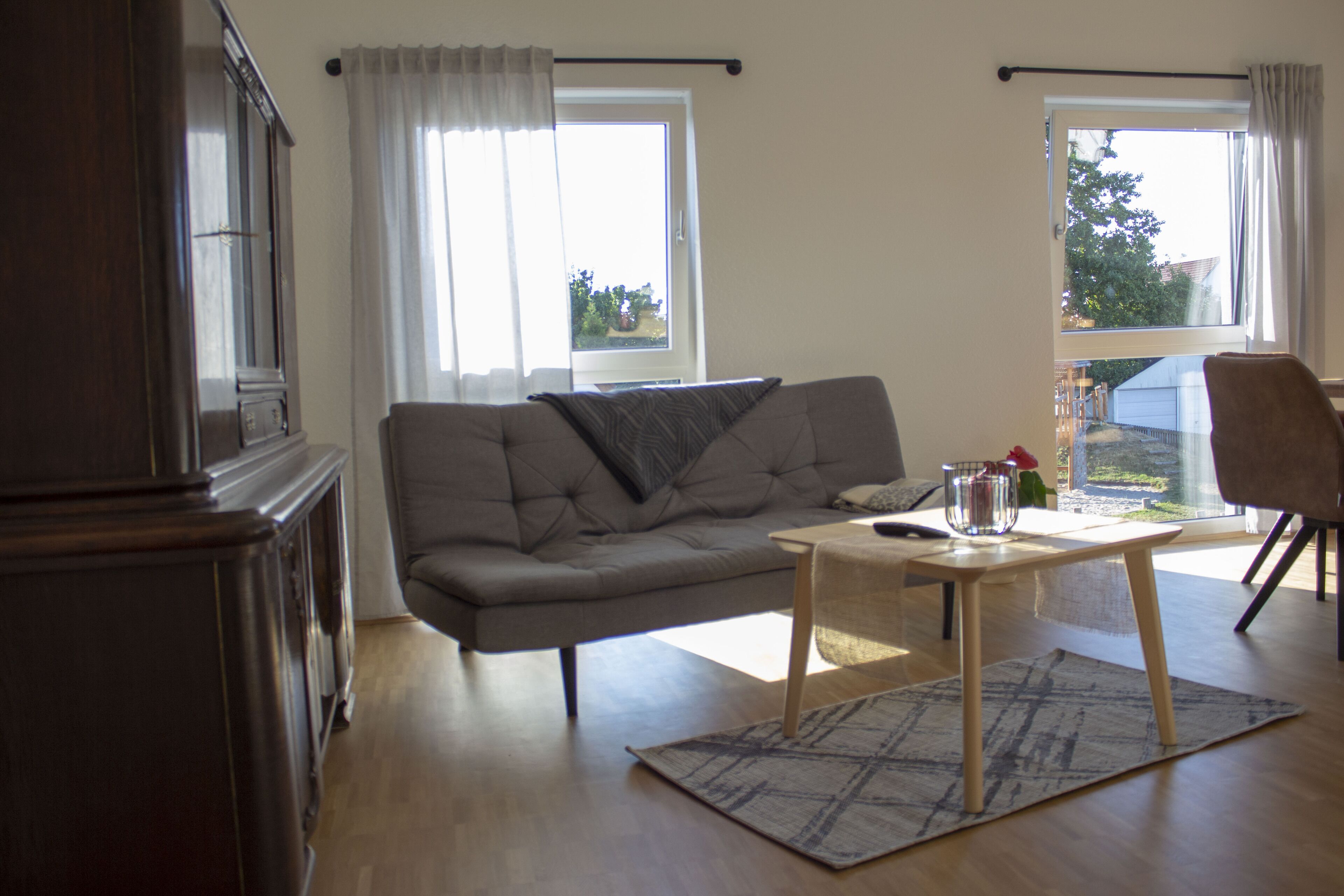 Ein Wohnzimmer mit einer Couch, einem Couchtisch und einem Fernseher.