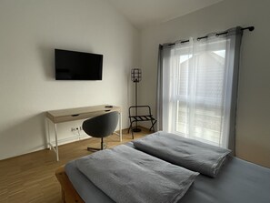 1 bedroom, desk, free WiFi, bed sheets