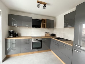 Fridge, oven, stovetop, dishwasher
