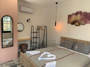 Habitación Confort doble | Sábanas de algodón egipcio, ropa de cama de alta calidad, minibar