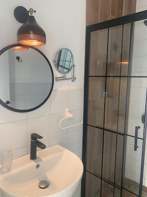 Comfort Double Room | Bathroom | Shower, rainfall showerhead, hair dryer, slippers