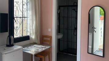 Habitación doble Confort | Sábanas de algodón egipcio, ropa de cama de alta calidad y minibar