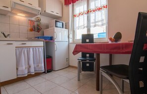 Fridge, stovetop, coffee/tea maker