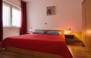 1 chambre, lit parapluie, Wi-Fi gratuit, draps fournis