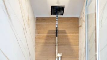 SĂšche-cheveux, serviettes fournies