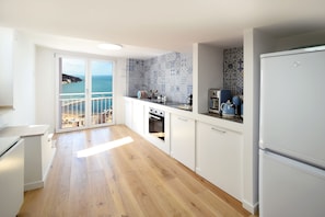 Kjøleskap, ovn, oppvaskmaskin og kaffetrakter/tekoker