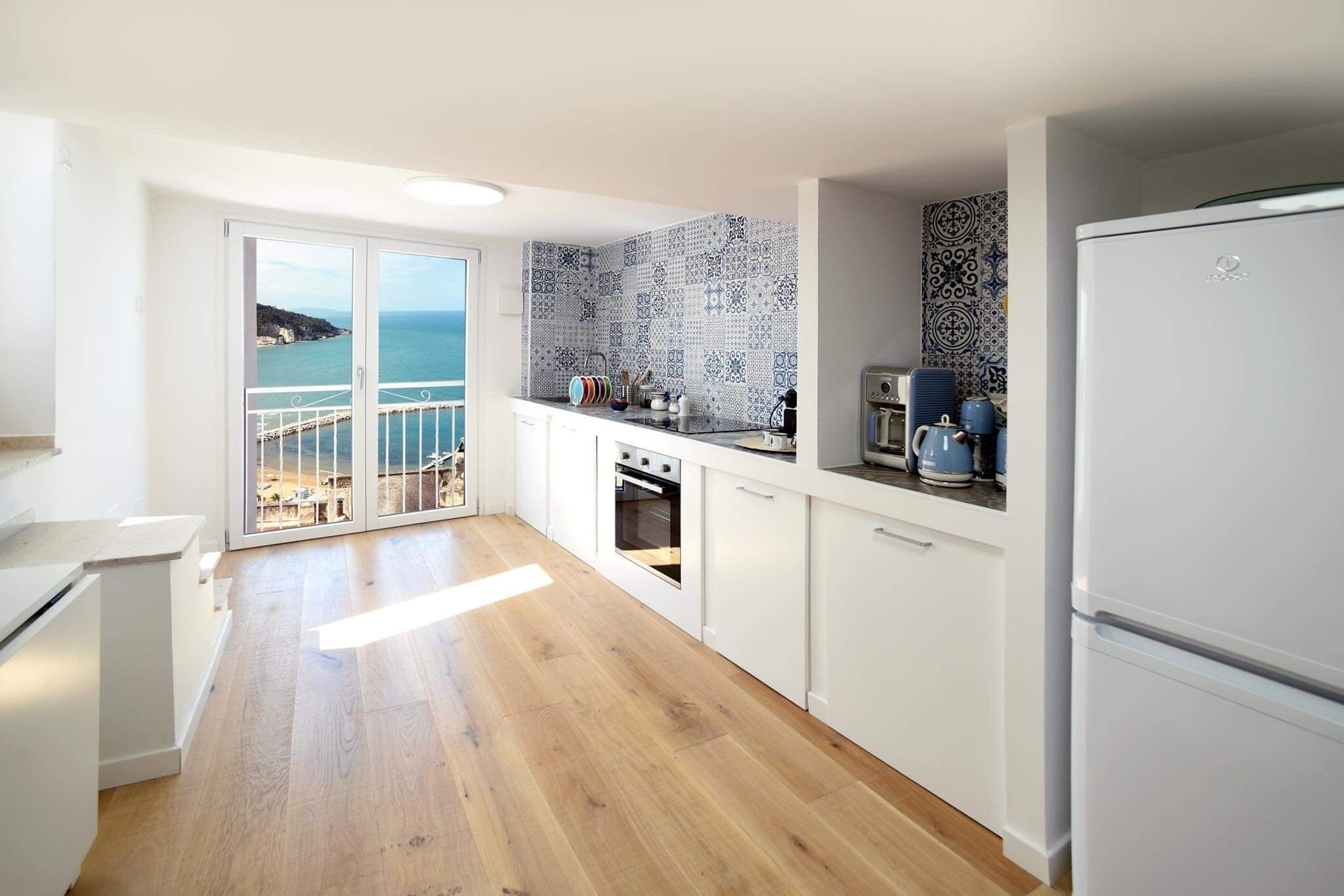 Fridge, oven, dishwasher, coffee/tea maker