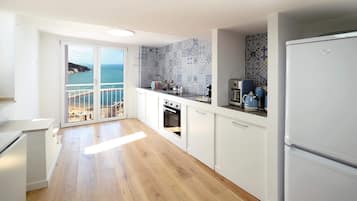 Refrigerador, horno, lavavajillas y cafetera y tetera