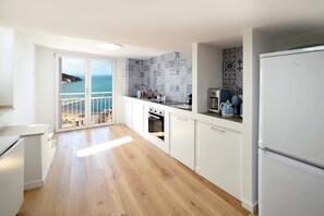 Réfrigérateur, four, lave-vaisselle, cafetière/bouilloire