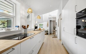 Køleskab, ovn, kogeplade, opvaskemaskine