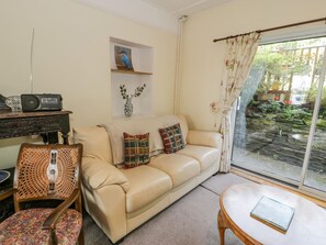 Cottage | Living room | Fireplace - 6 Glyn Terrace (Porthmadog)