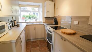 Cottage | Private kitchen | Fridge, dishwasher, electric kettle, toaster