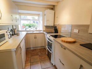 Cottage | Private kitchen | Fridge, dishwasher, electric kettle, toaster - 6 Glyn Terrace (Porthmadog)