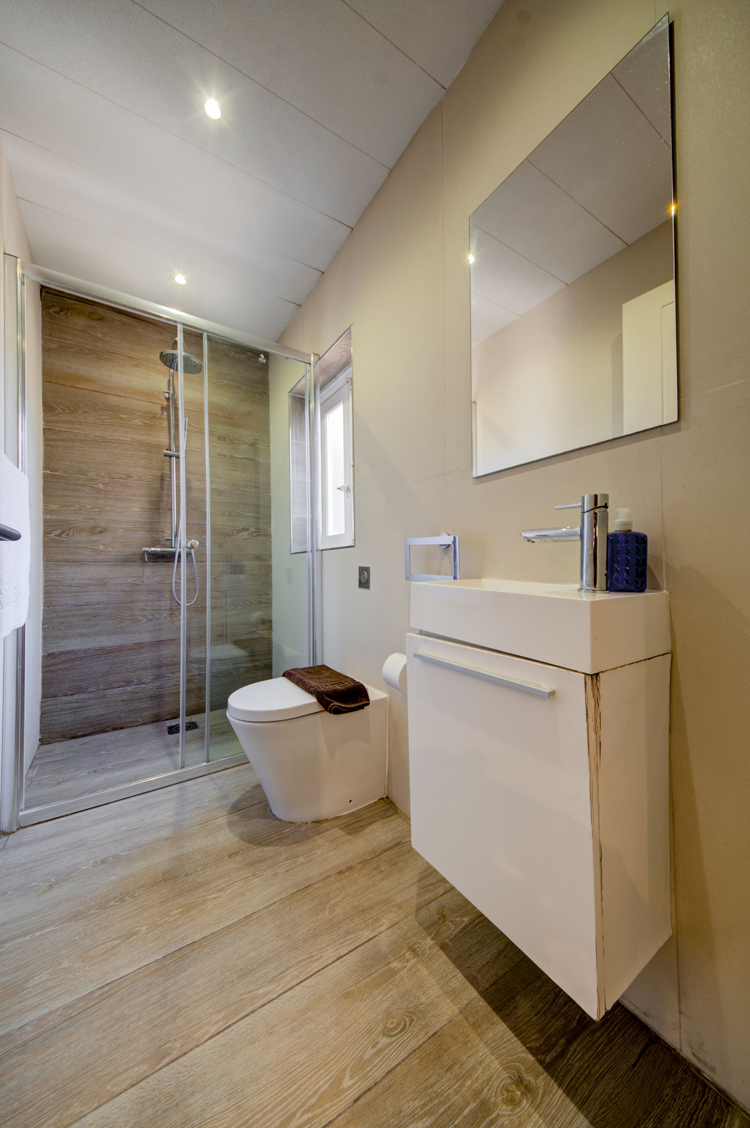 Ático panorámico | Baño | Ducha, artículos de higiene personal gratuitos y secador de pelo