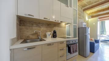 Comfort Studio Suite | Private kitchen | Full-sized fridge, microwave, oven, stovetop